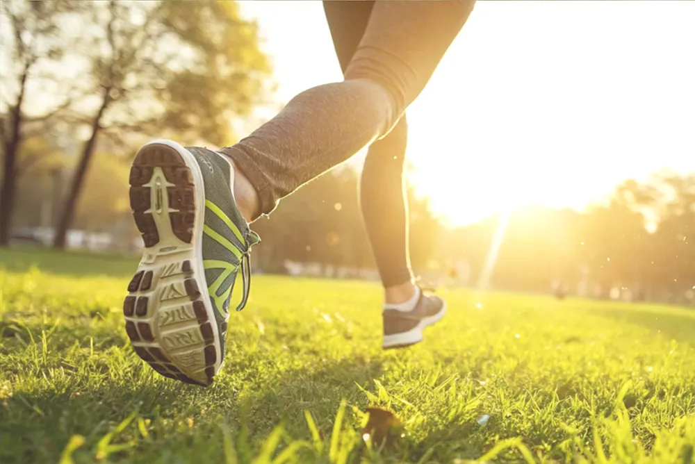 Personne pratiquant une activit&eacute; physique en ext&eacute;rieur pour pr&eacute;server sa sant&eacute; cardiovasculaire
