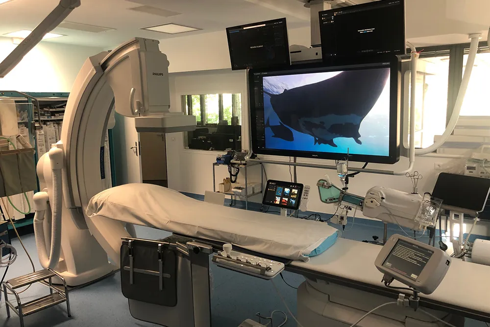 Salle de coronarographie &eacute;quip&eacute;e d&rsquo;un arceau d&rsquo;imagerie pour l&rsquo;exploration des art&egrave;res coronaires