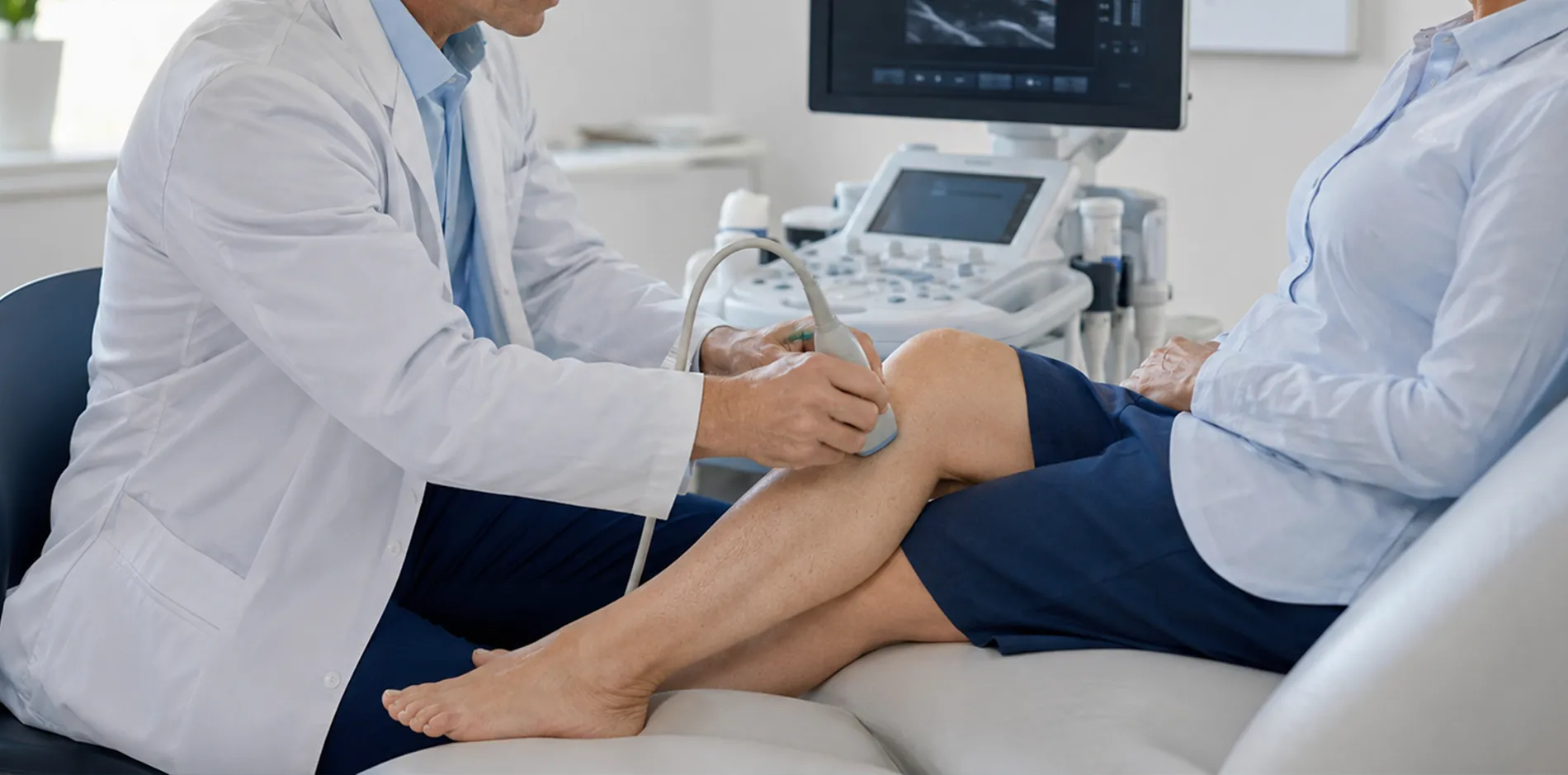 Consultation d&rsquo;angiologie avec &eacute;cho-Doppler veineux des membres inf&eacute;rieurs r&eacute;alis&eacute;e en cabinet sp&eacute;cialis&eacute;.