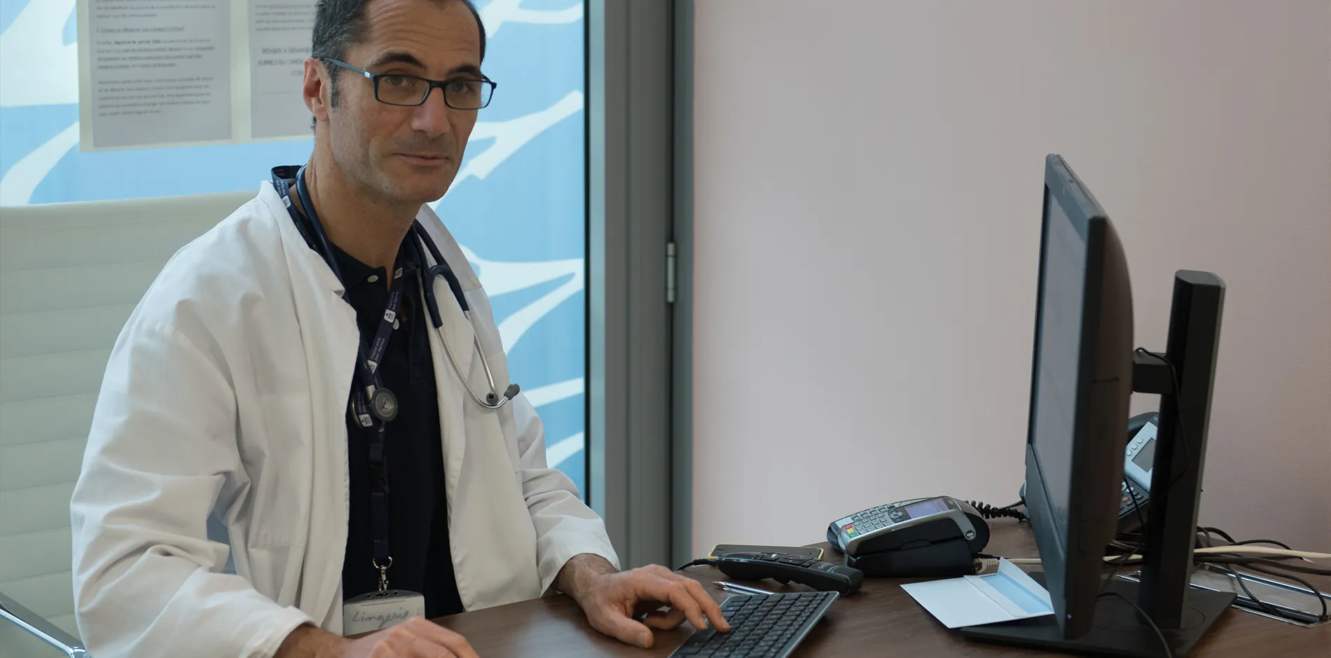 Cardiologue en consultation m&eacute;dicale pour le diagnostic et le suivi des maladies cardiovasculaires