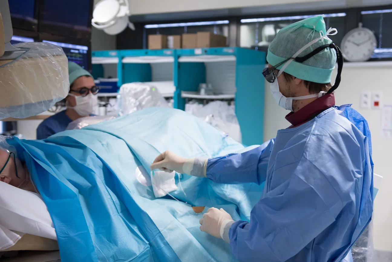 &Eacute;quipe m&eacute;dicale r&eacute;alisant une intervention de cardiologie interventionnelle ou une proc&eacute;dure cardiovasculaire en bloc op&eacute;ratoire