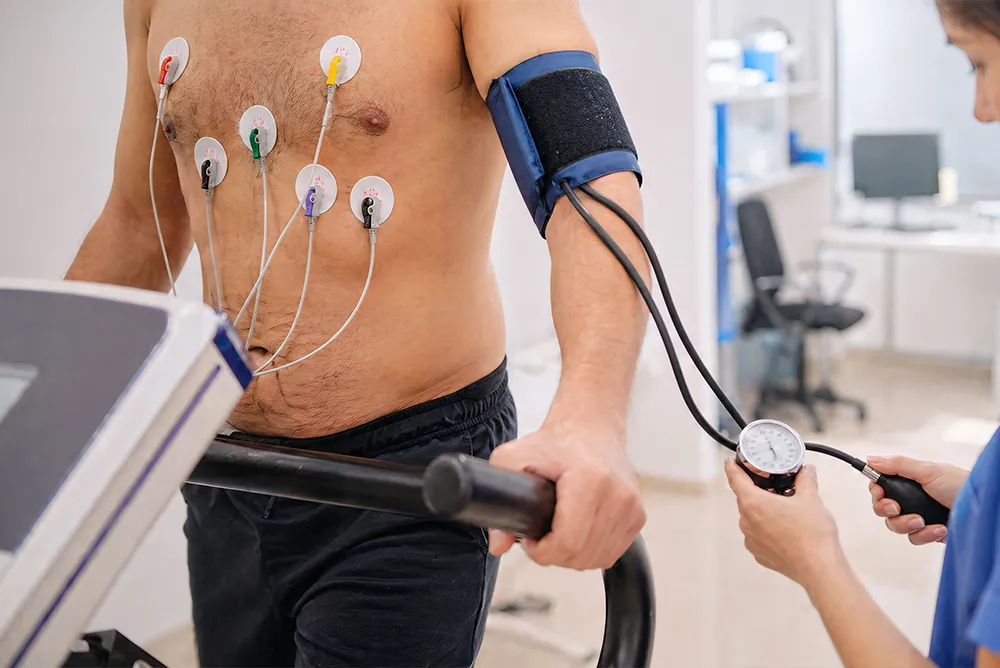 &Eacute;preuve d&rsquo;effort sur tapis avec surveillance ECG et tension art&eacute;rielle en cardiologie
