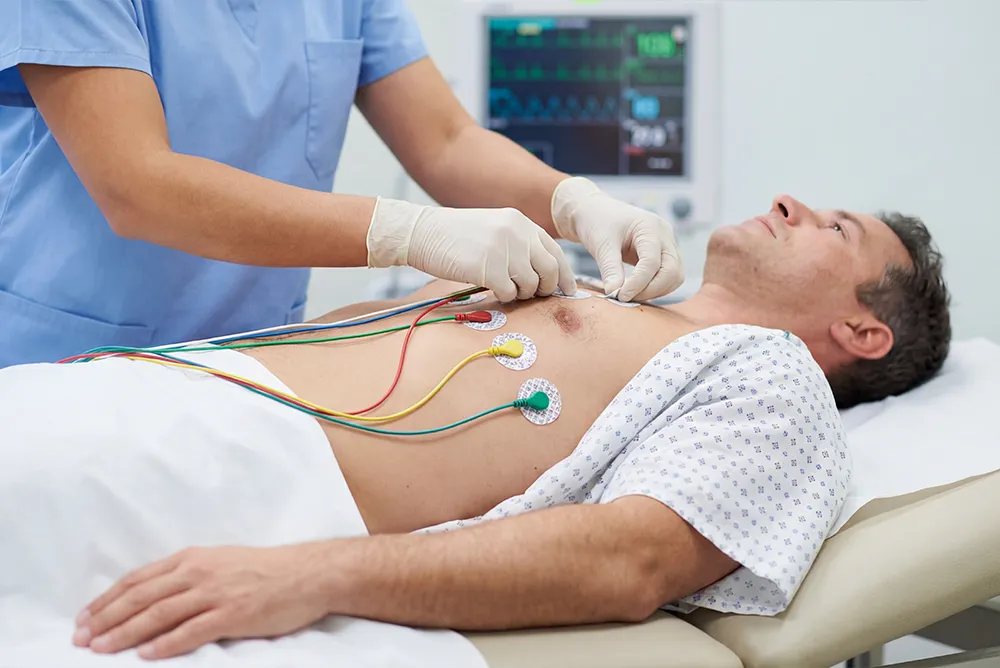 Pose d&rsquo;&eacute;lectrodes pour &eacute;lectrocardiogramme afin d&rsquo;enregistrer l&rsquo;activit&eacute; &eacute;lectrique du c&oelig;ur