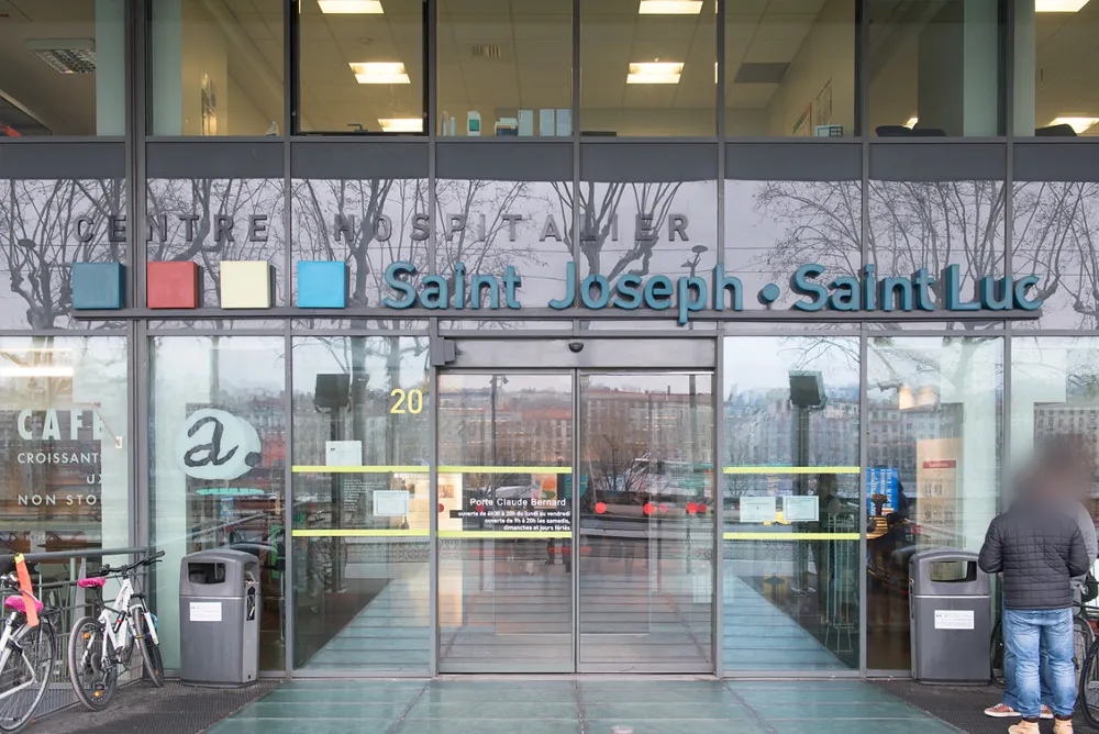 Entr&eacute;e principale de l&rsquo;H&ocirc;pital Saint-Joseph Saint-Luc &agrave; Lyon, centre de soins et de consultations sp&eacute;cialis&eacute;es