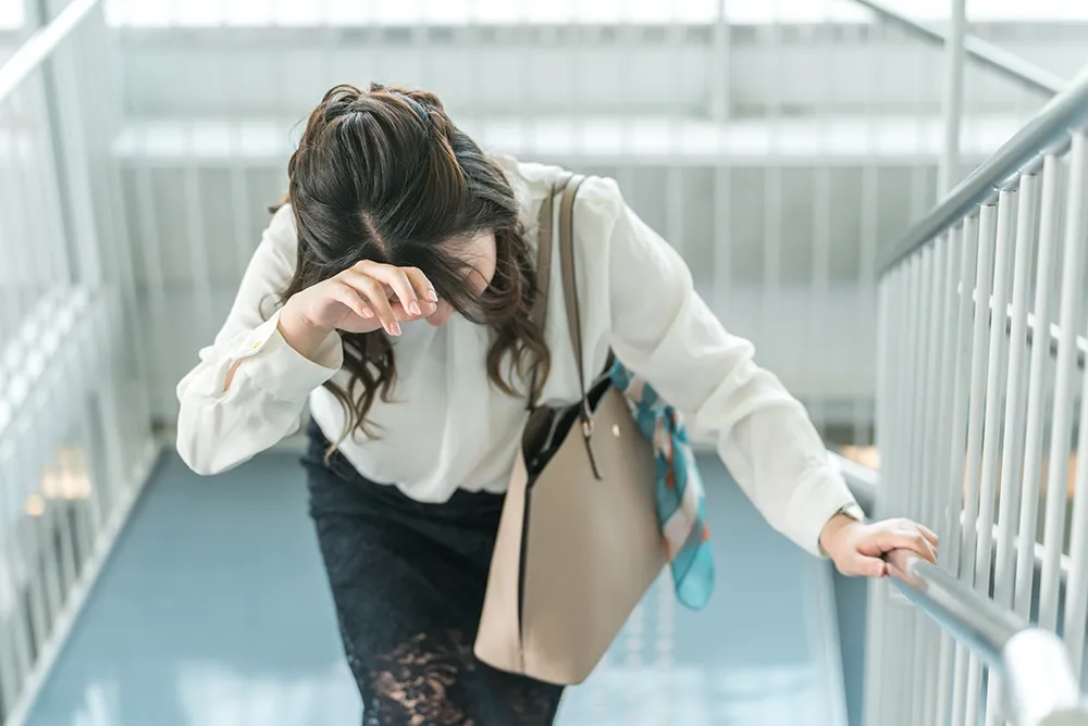 Personne pr&eacute;sentant un malaise avec sensation de faiblesse lors d&rsquo;un effort dans un escalier